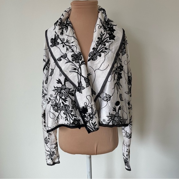Absolut by Zebra White Silk Black Floral Embroidered Lagenlook Jacket EUC 3/XL - Picture 5 of 10